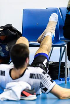 IFK Ystads Jonathan Mollerup ligger vid sidan om planen med