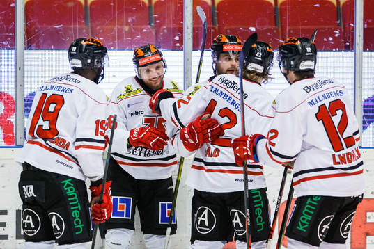 Örebros Robin Kovacs jublar med lagkamrater