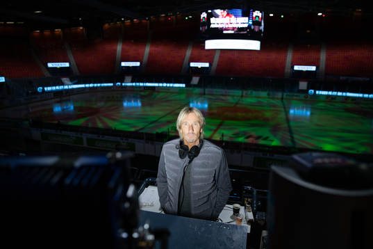 Cmores kommentator Patrik Westberg innan ishockeymatchen i