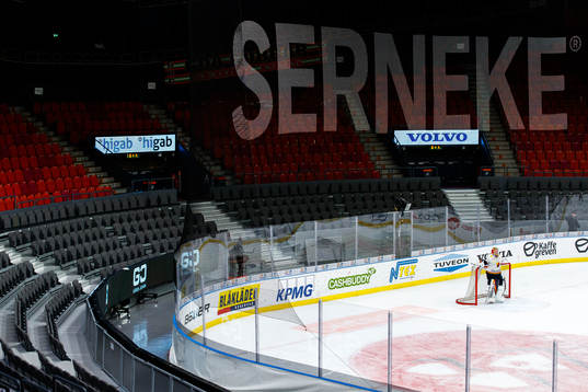 Djurgårdens målvakt Niklas Svedberg framför tomma