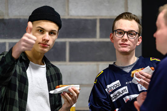 Linköpings-supporters äter korv