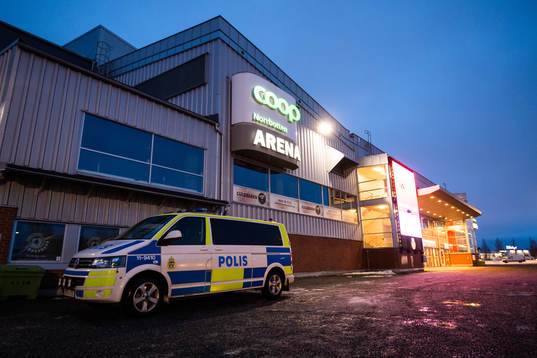 Polisbil utanför Coop Norrbotten Arena