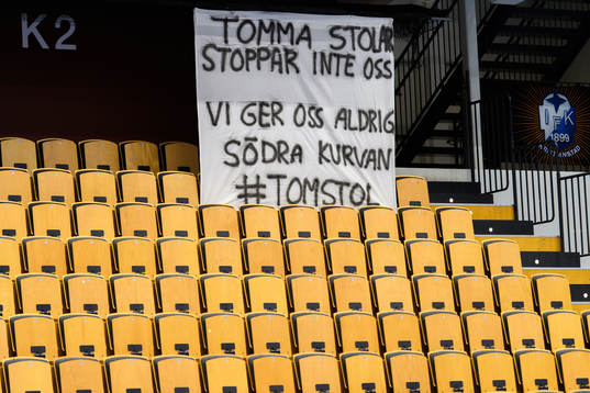 Tomma läktare och en banderoll