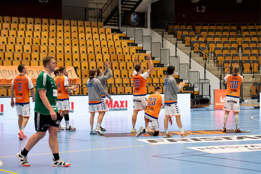 Kristianstads spelare jublar mot tomma läktare