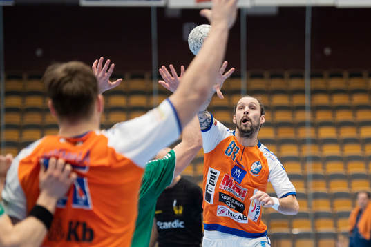 Kristianstads Fredrik Petersen försöker passning till