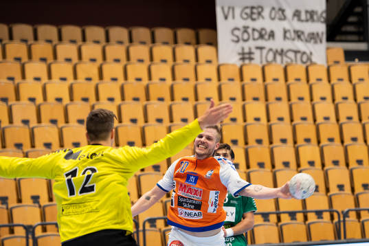 Kristianstads Anton Halén och Önnereds målvakt Sebastian