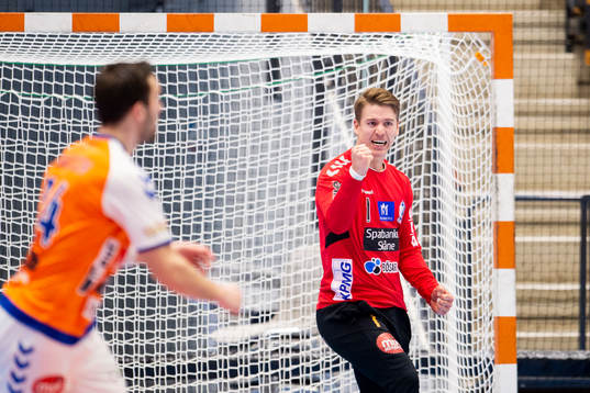 Kristianstads målvakt Leo Larsson jublar