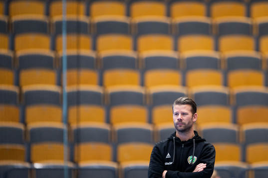 Önnereds tränare Tommy Atterhäll med tomma läktare i