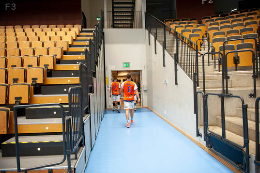Kristianstads spelare omringade av tomma läktare