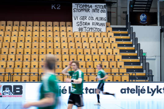 Tomma läktare och en banderoll
