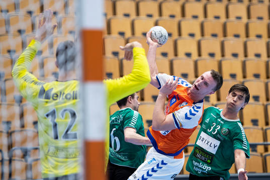 Kristianstads Philip Henningsson och Önnereds målvakt