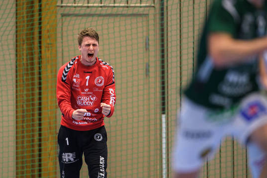 Varbergs målvakt Carl Aronius jublar