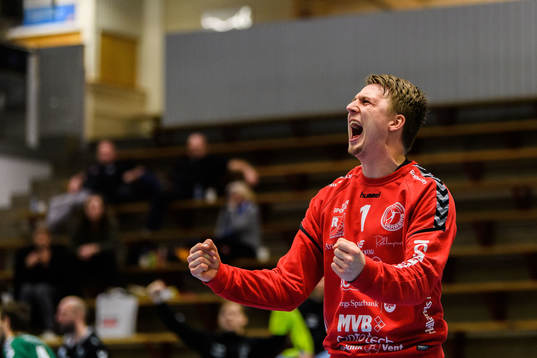 Varbergs målvakt Carl Aronius jublar