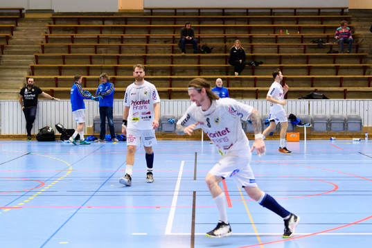 Redbergslids spelare värmer upp framför en tom läktare