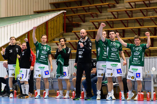 Varbergs tränare Hans Karlsson och spelarna på bänken