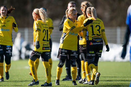 Elfsborgs Evelina Brink klappas om av lagkamraterna