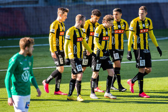 Häckens Erik Friberg jublar med lagkamrater