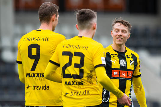 Häckens Viktor Lundberg jublar med målskytten till 4-1