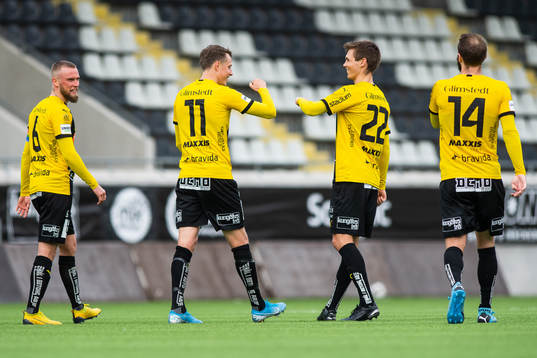 Häckens Viktor Lundberg jublar med Tobias Carlsson