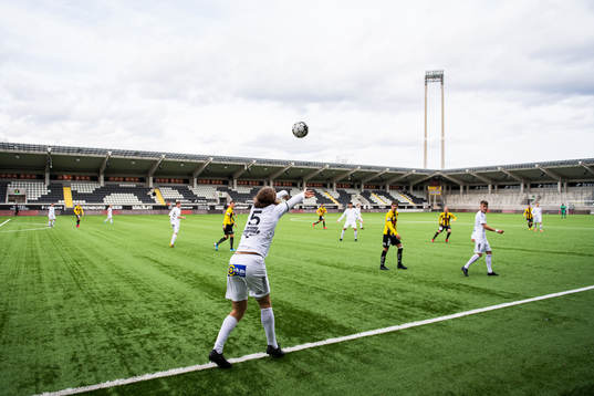 Utsiktens Erik Hedenquist kastar inkast