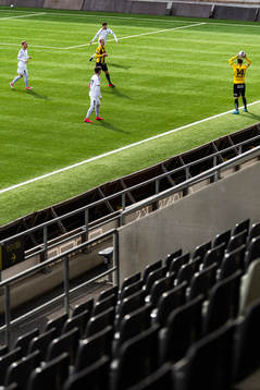 Häckens Oskar Sverrisson kastar inkast på Bravida Arena