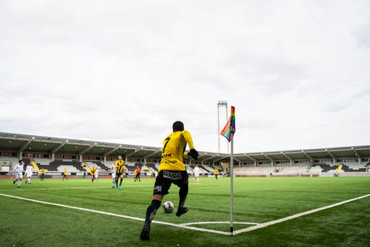 Häckens Ahmed Yasin slår en hörna