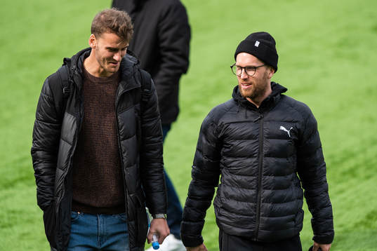 Häckens Johan Hammar och Rasmus Lindgren i halvtidspaus