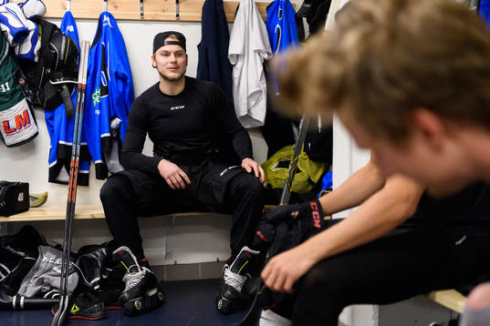 Anton Blidh, Boston Bruins, i omklädningsrummet innan en
