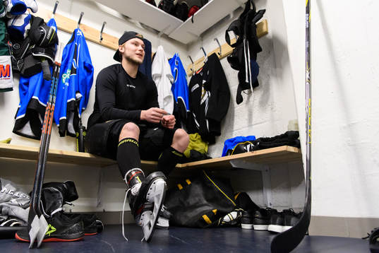 Anton Blidh, Boston Bruins, i omklädningsrummet innan en