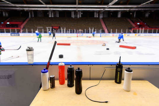 Vattenflaskor tillhörande spelarna står vid sidan av