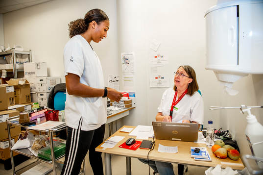 Kalis Loyd med sin mamma Helen Loyd på beredskapslagret
