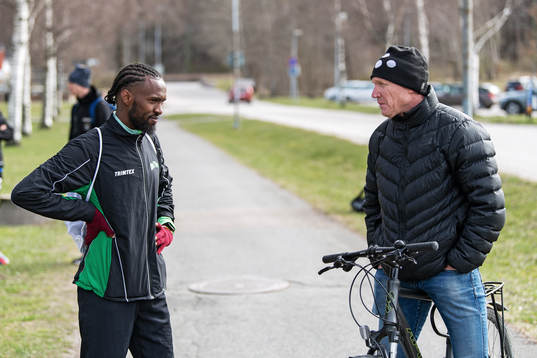Hussein Ibrahim, Ullevi FK, pratar med tränare Ulf Friberg