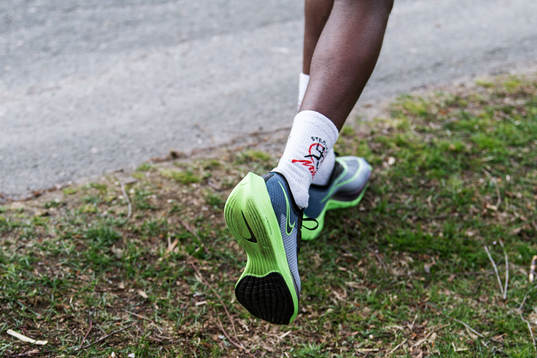 En löpare med ett par Nike Zoom Vaporfly
