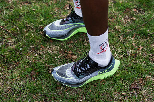 En löpare med ett par Nike Zoom Vaporfly