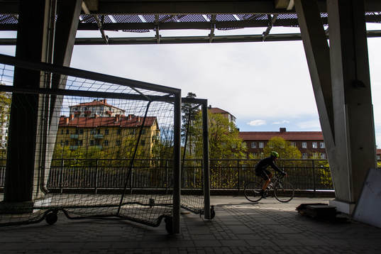 En cyklist framför fotbollsmål utanför Tele2 Arena