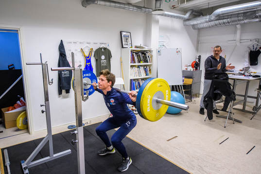 Helsingborgs Max Svensson tränar i gymmet med sin