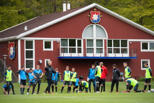 Tränare Keith Millen har genomgång med laget