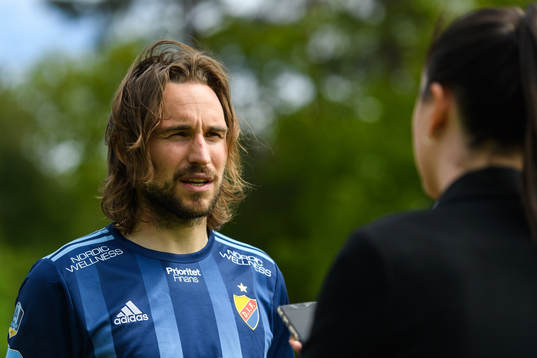 Kevin Walker blir intervjuad