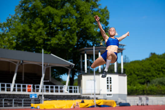 Tilde Johansson hoppar längdhopp