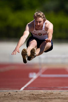Örgrytes Olof Ryberg hoppar längdhopp