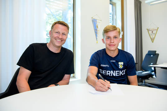 Sportchef Kennet Andersson sitter med Isak Dahlqvist som