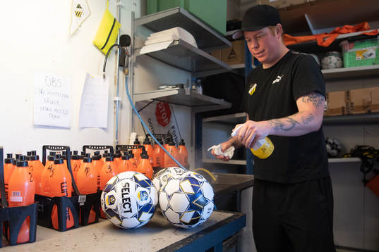 Fredrik Arnberg, Vaktmästare hos BK Häcken, desinficerar