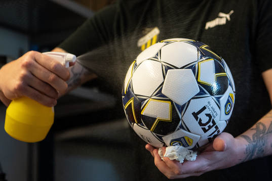 Fredrik Arnberg, Vaktmästare hos BK Häcken, desinficerar