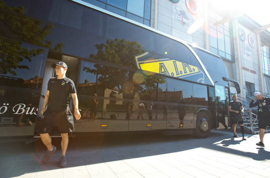 AIK spelarna anländer