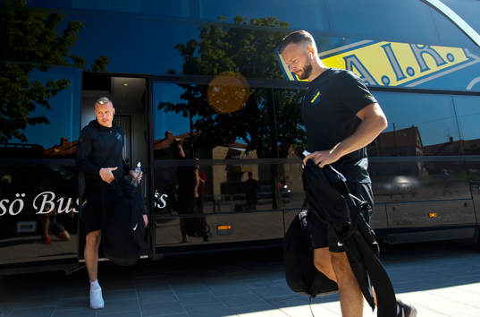 AIK spelarna anländer
