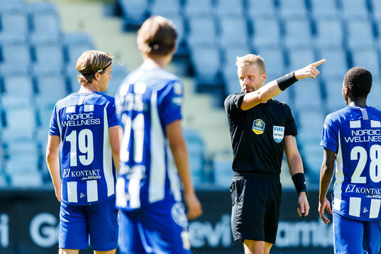 IFK Göteborgs August Erlingmark tilldelas en utvisning av