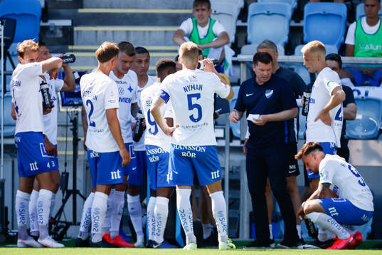 IFK Norrköpings tränare Jens Gustafsson pratar med