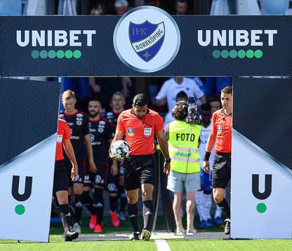 domare Mohammed Al-Hakim tågar in med matchbollen