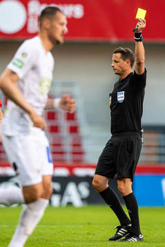 Domare Andreas Ekberg ger gult kort till Varbergs Daniel