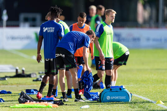 Trelleborgs spelare före fotbollsmatchen i Superettan